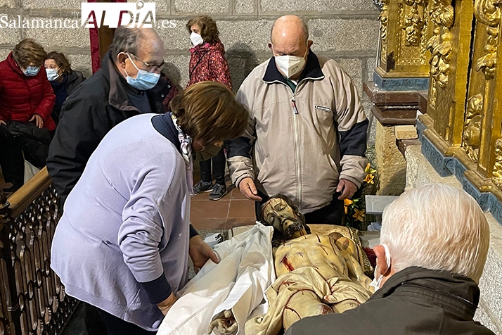 Emociones y fe para vivir la vuelta del esperado ritual del cambio de ropas  al Santo Cristo de la Cama - SALAMANCArtv AL DÍA - Noticias de Salamanca