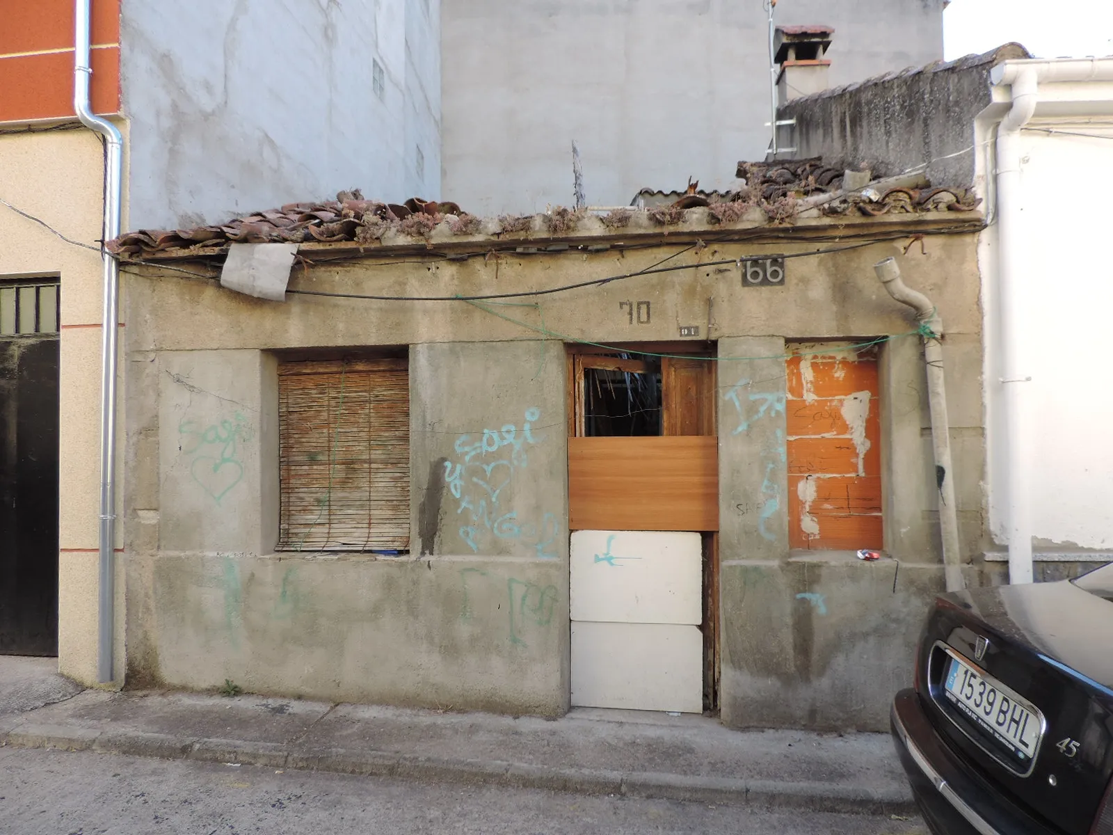 Foto 4 - El Ayuntamiento pone en el mercado una vivienda, una cuadra, una casa con corral y un local comercial