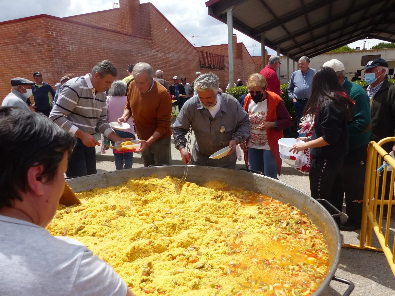 Foto 14 - Cientos de vecinos despiden con una paellada las Fiestas del Voto en Villoria