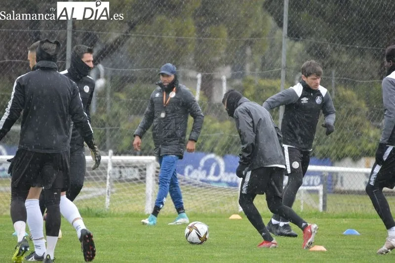 Foto 2 - Manu Moreno no entrena con el Salamanca UDS y es baja para el partido contra el Ceares