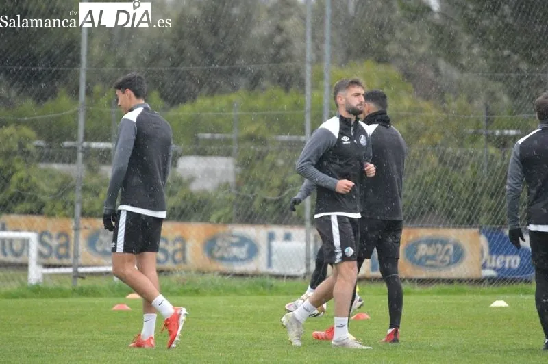 Foto 3 - Manu Moreno no entrena con el Salamanca UDS y es baja para el partido contra el Ceares