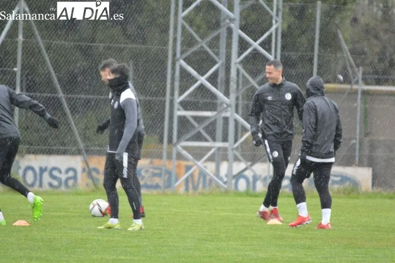 Foto 4 - Manu Moreno no entrena con el Salamanca UDS y es baja para el partido contra el Ceares