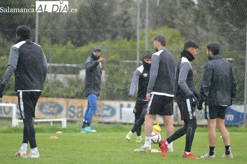 Foto 5 - Manu Moreno no entrena con el Salamanca UDS y es baja para el partido contra el Ceares