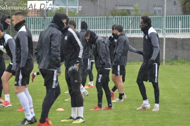 Foto 6 - Manu Moreno no entrena con el Salamanca UDS y es baja para el partido contra el Ceares