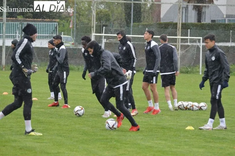 Foto 8 - Manu Moreno no entrena con el Salamanca UDS y es baja para el partido contra el Ceares