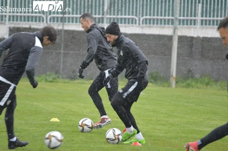 Foto 10 - Manu Moreno no entrena con el Salamanca UDS y es baja para el partido contra el Ceares