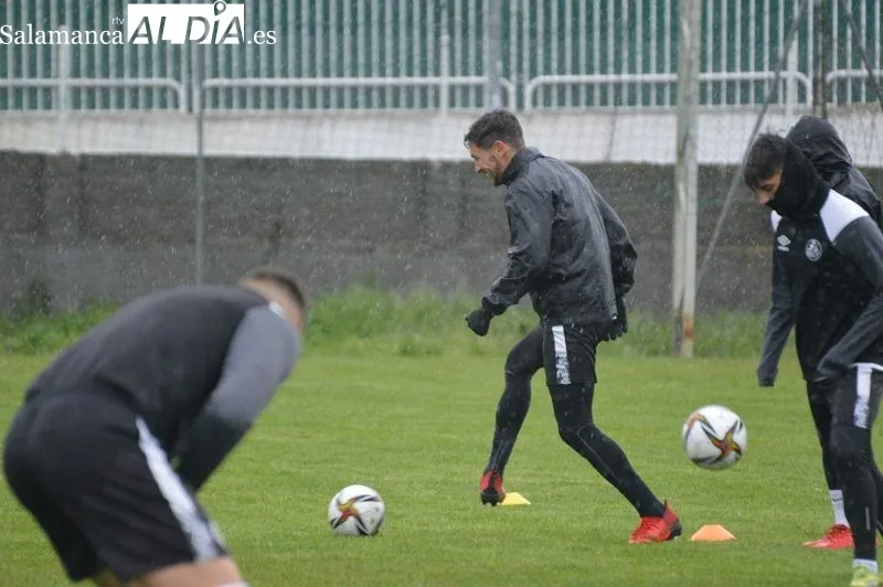Foto 11 - Manu Moreno no entrena con el Salamanca UDS y es baja para el partido contra el Ceares