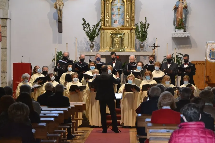 Foto 10 - La Coral D&aacute;maso Ledesma conmemora con una actuaci&oacute;n el inicio de la Semana Santa