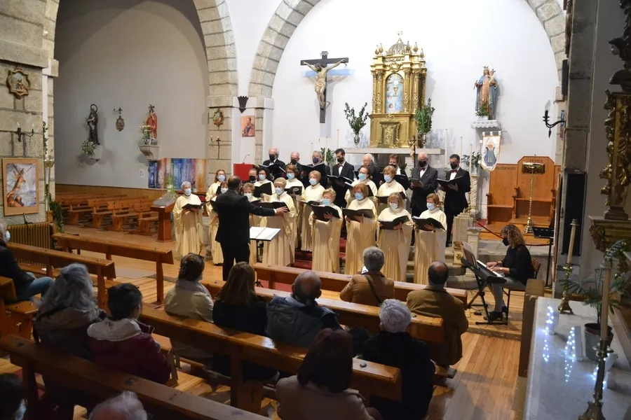 Foto 7 - La Coral D&aacute;maso Ledesma conmemora con una actuaci&oacute;n el inicio de la Semana Santa