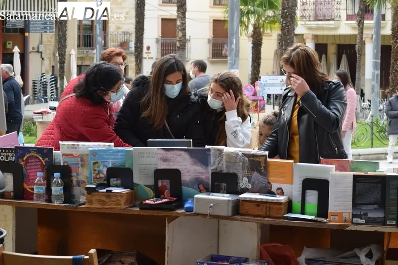 Foto 8 - Alba de Tormes celebra su Feria del Libro en la Plaza Mayor