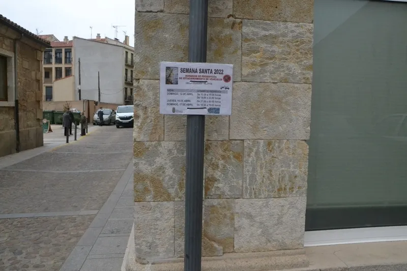 Foto 2 - La Semana Santa llega a la Oficina de Turismo con varios maniqu&iacute;es