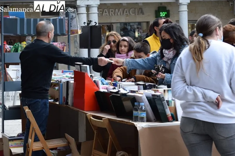 Foto 6 - Alba de Tormes celebra su Feria del Libro en la Plaza Mayor