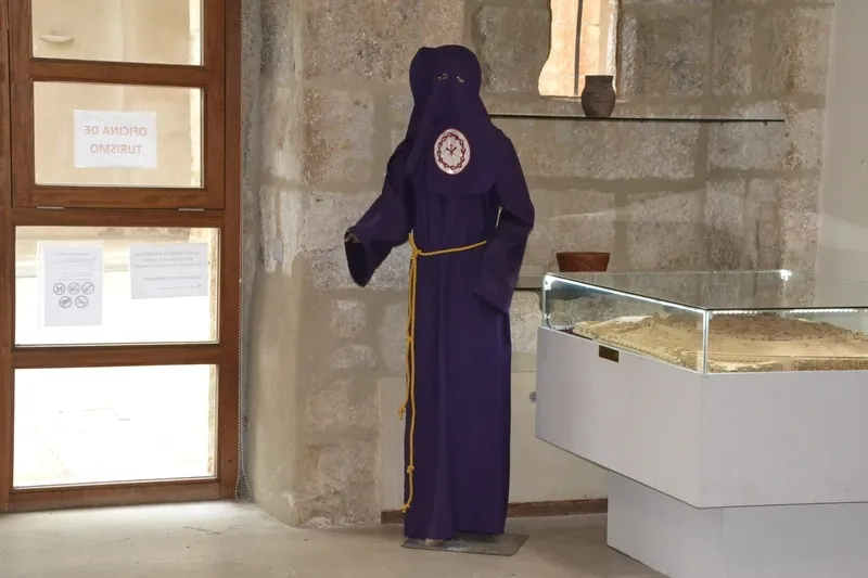 Foto 8 - La Semana Santa llega a la Oficina de Turismo con varios maniqu&iacute;es
