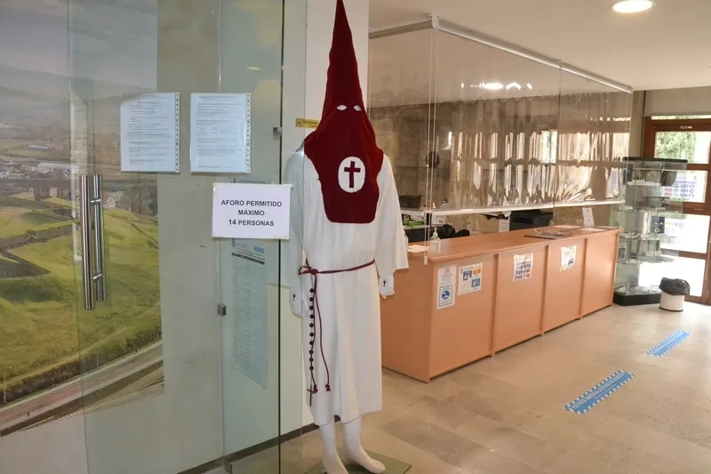 Foto 6 - La Semana Santa llega a la Oficina de Turismo con varios maniqu&iacute;es