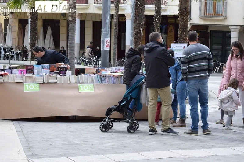 Foto 4 - Alba de Tormes celebra su Feria del Libro en la Plaza Mayor