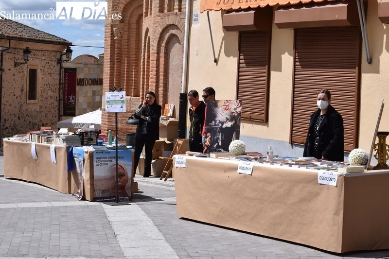 Foto 3 - Alba de Tormes celebra su Feria del Libro en la Plaza Mayor