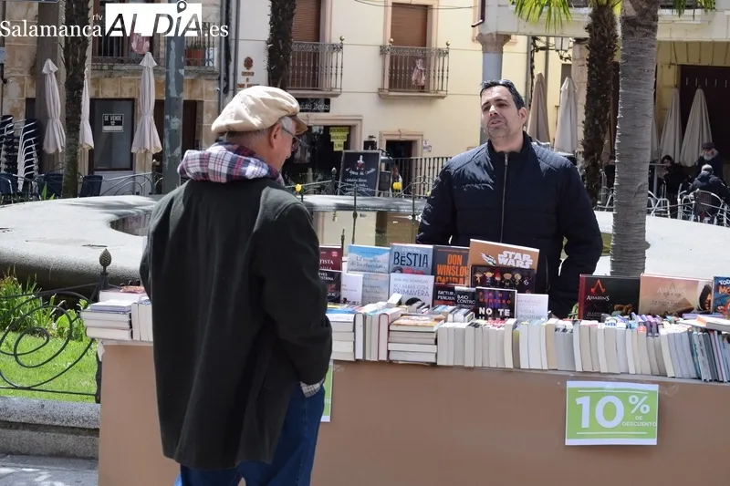 Foto 2 - Alba de Tormes celebra su Feria del Libro en la Plaza Mayor