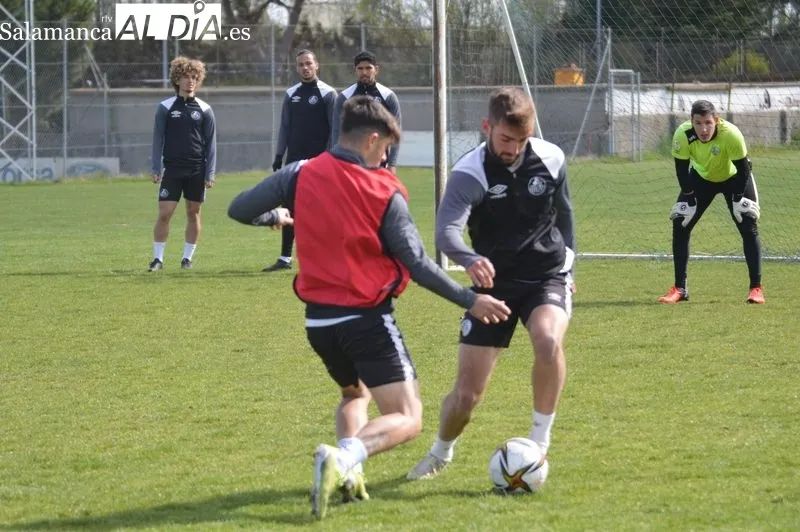Foto 2 - Lozano se pone los guantes como tercer portero del Salamanca UDS en un entrenamiento sin Moreno y con Alem&aacute;n y Monroy
