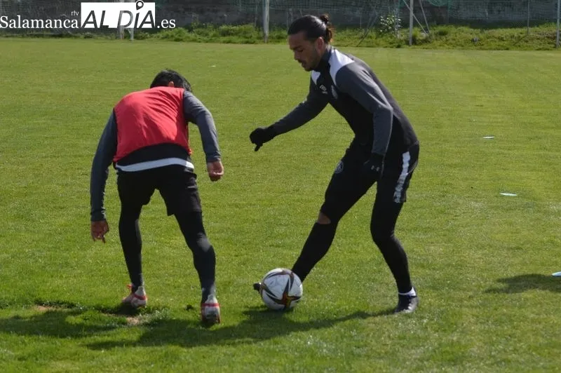 Foto 4 - Lozano se pone los guantes como tercer portero del Salamanca UDS en un entrenamiento sin Moreno y con Alem&aacute;n y Monroy