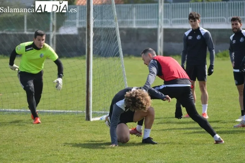 Foto 8 - Lozano se pone los guantes como tercer portero del Salamanca UDS en un entrenamiento sin Moreno y con Alem&aacute;n y Monroy