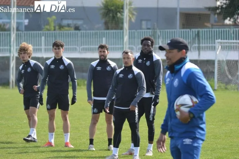 Foto 9 - Lozano se pone los guantes como tercer portero del Salamanca UDS en un entrenamiento sin Moreno y con Alem&aacute;n y Monroy