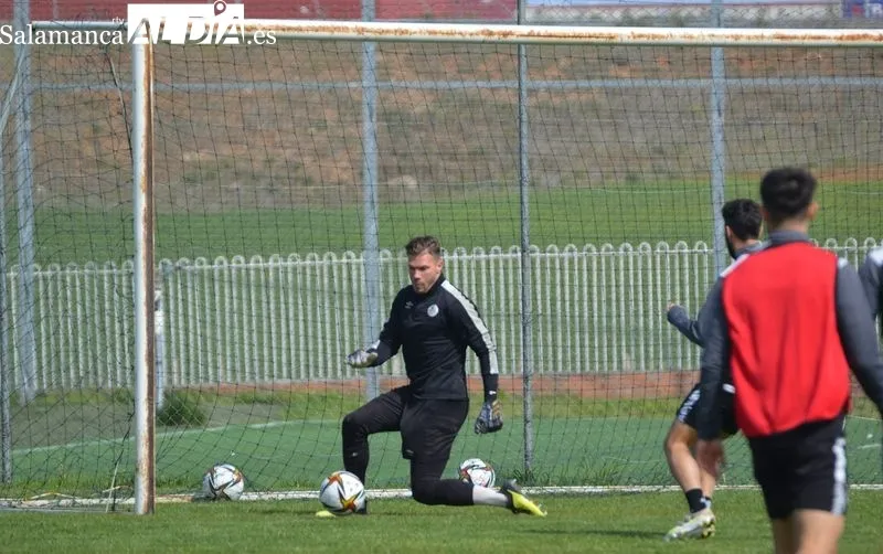 Foto 11 - Lozano se pone los guantes como tercer portero del Salamanca UDS en un entrenamiento sin Moreno y con Alem&aacute;n y Monroy