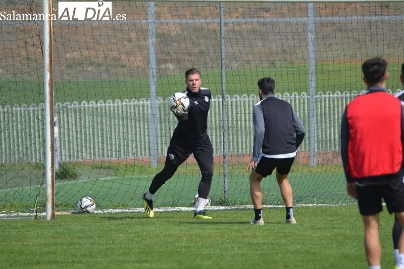 Foto 12 - Lozano se pone los guantes como tercer portero del Salamanca UDS en un entrenamiento sin Moreno y con Alem&aacute;n y Monroy