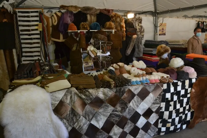 Foto 8 - Ciudad Rodrigo &ldquo;abre el abanico&rdquo; de la artesan&iacute;a con quesos, mantas o jabones