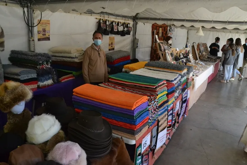 Foto 6 - Ciudad Rodrigo &ldquo;abre el abanico&rdquo; de la artesan&iacute;a con quesos, mantas o jabones