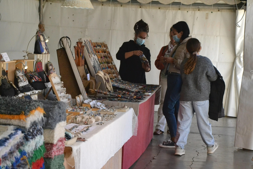 Foto 5 - Ciudad Rodrigo “abre el abanico” de la artesanía con quesos, mantas o jabones