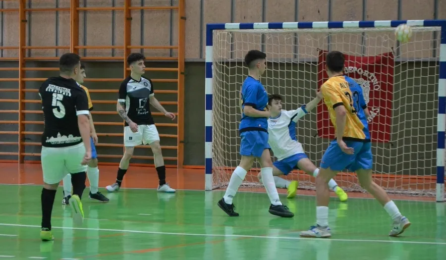 Foto 11 - El III Juvenil vence con holgura el trascendental derby frente al FS Salamanca