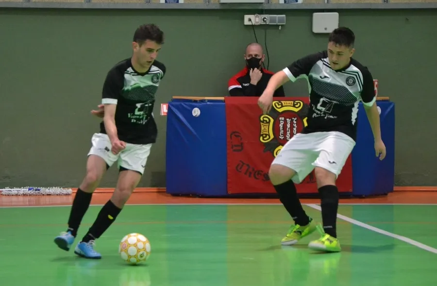 Foto 10 - El III Juvenil vence con holgura el trascendental derby frente al FS Salamanca