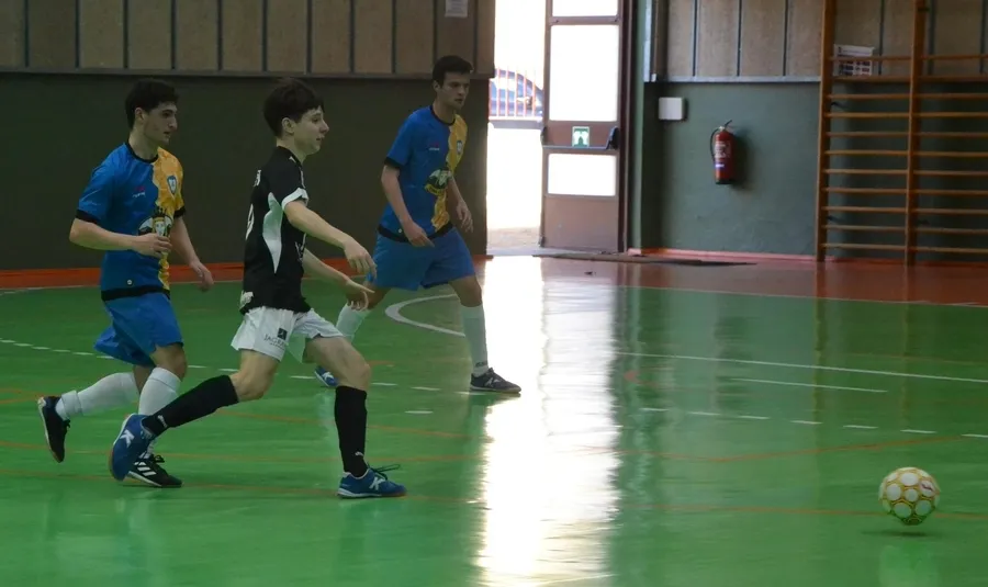 Foto 8 - El III Juvenil vence con holgura el trascendental derby frente al FS Salamanca