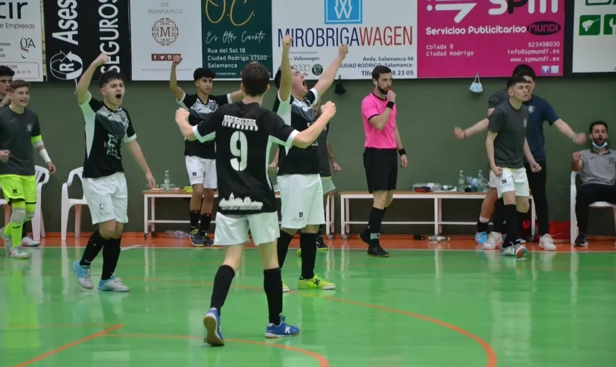 Foto 7 - El III Juvenil vence con holgura el trascendental derby frente al FS Salamanca