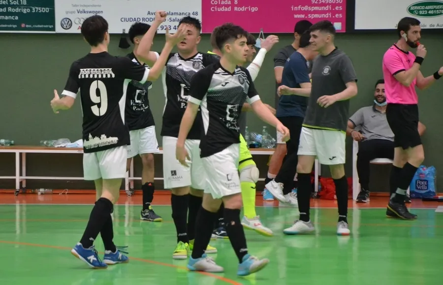 Foto 6 - El III Juvenil vence con holgura el trascendental derby frente al FS Salamanca