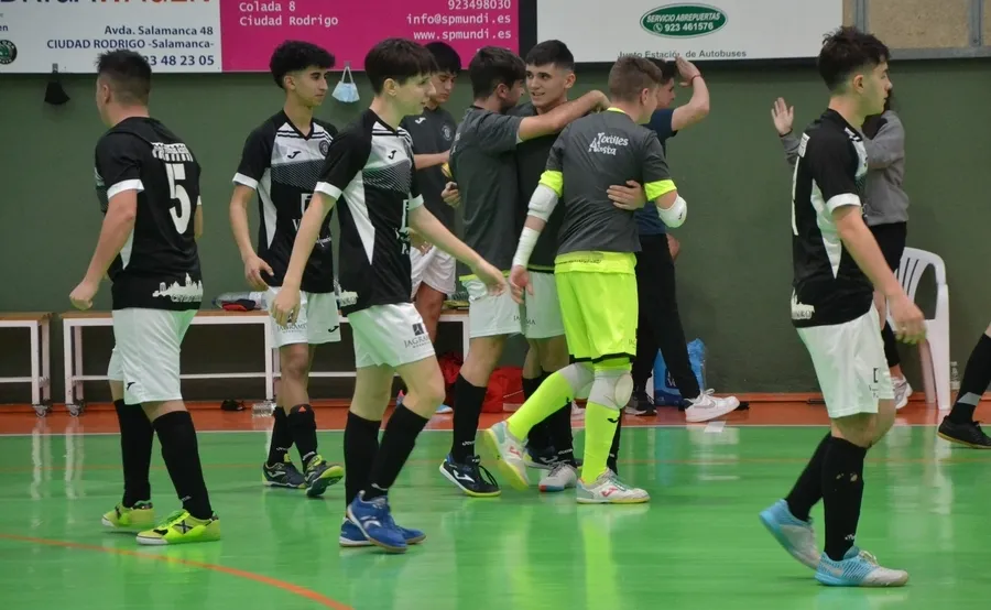 Foto 5 - El III Juvenil vence con holgura el trascendental derby frente al FS Salamanca