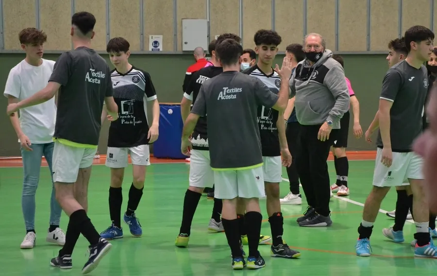 Foto 3 - El III Juvenil vence con holgura el trascendental derby frente al FS Salamanca