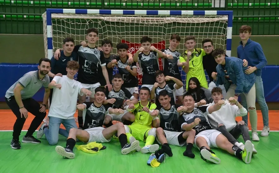 Foto 2 - El III Juvenil vence con holgura el trascendental derby frente al FS Salamanca