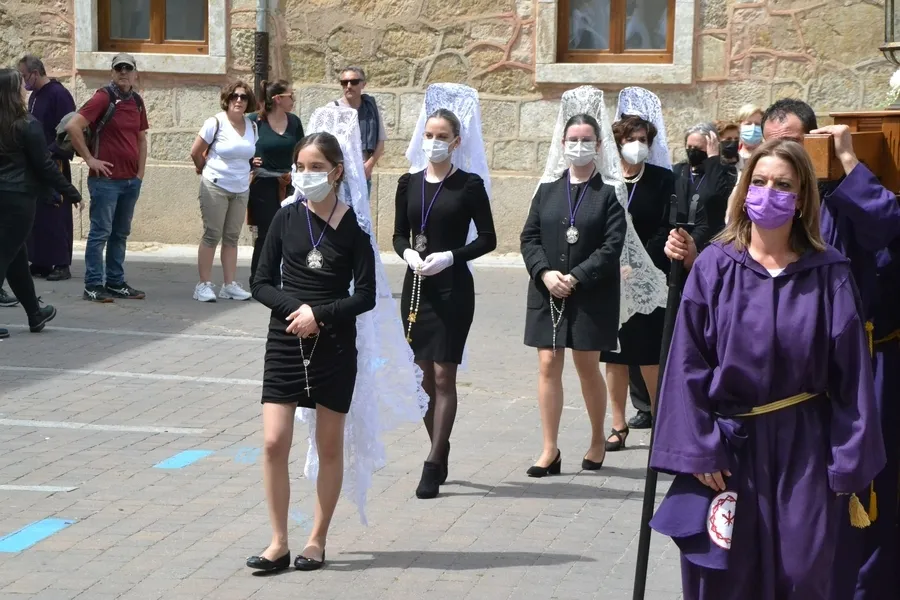 Foto 2 - Mir&oacute;briga cierra la Semana Santa con gran ambiente y un enorme susto en la salida del Resucitado