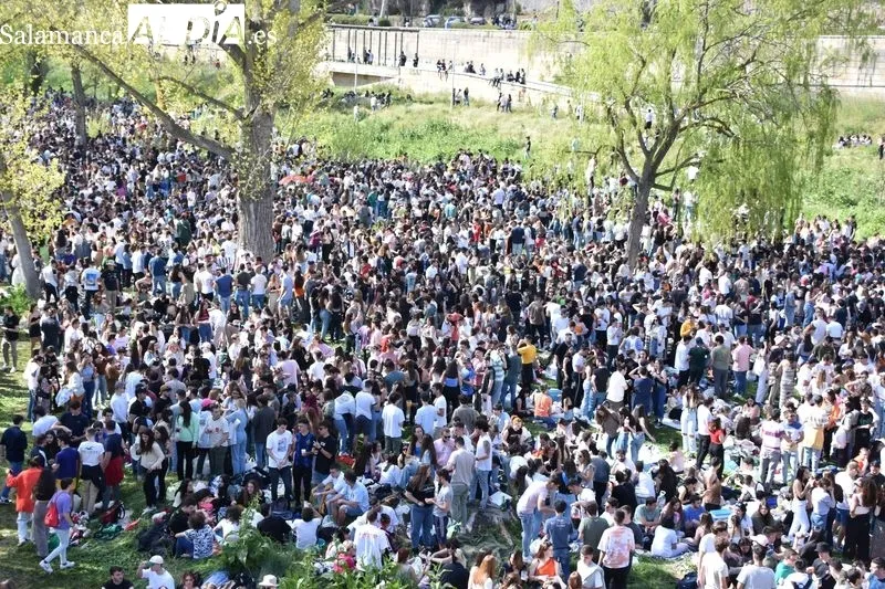 Foto 17 - El buen tiempo anima a los j&oacute;venes a disfrutar del Lunes de Aguas en el entorno del Puente Romano