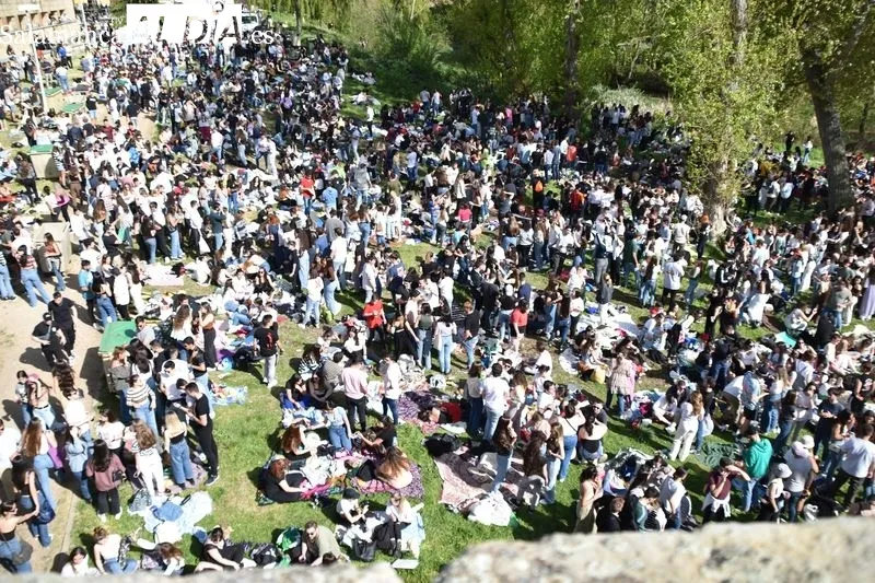Foto 16 - El buen tiempo anima a los j&oacute;venes a disfrutar del Lunes de Aguas en el entorno del Puente Romano