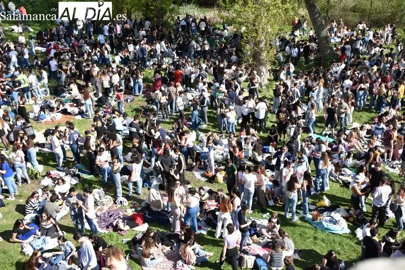 Foto 12 - El buen tiempo anima a los j&oacute;venes a disfrutar del Lunes de Aguas en el entorno del Puente Romano