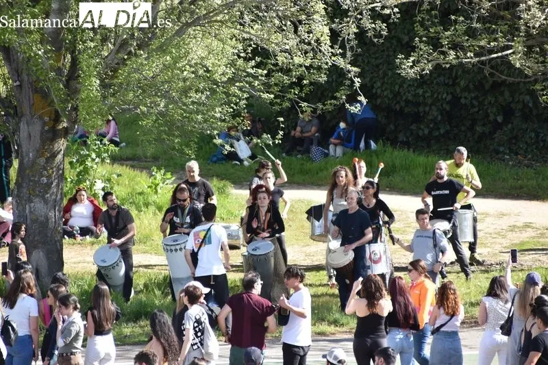 Foto 11 - El buen tiempo anima a los j&oacute;venes a disfrutar del Lunes de Aguas en el entorno del Puente Romano