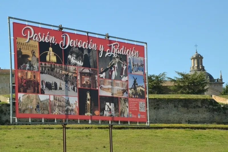 Foto 3 - La Semana Santa Mirobrigense estrena pancarta promocional