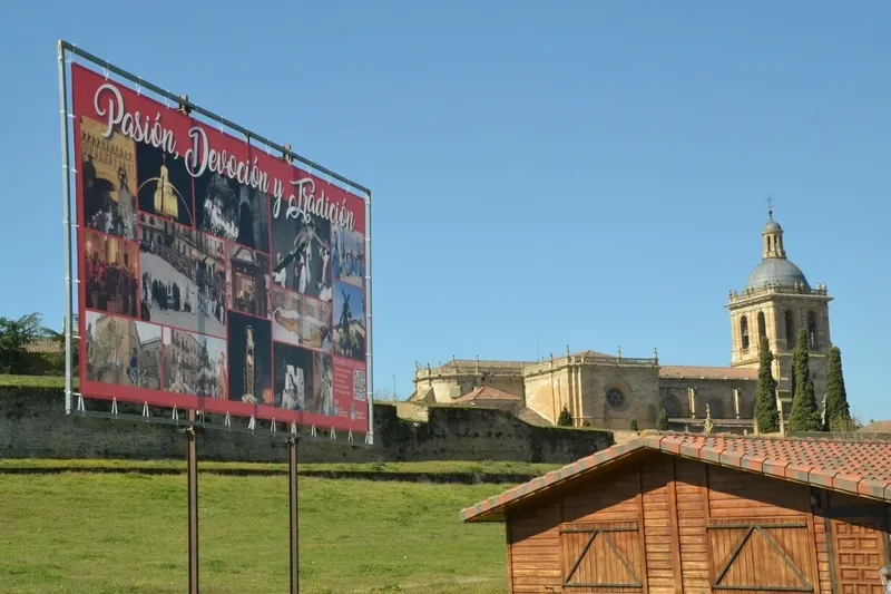 Foto 2 - La Semana Santa Mirobrigense estrena pancarta promocional