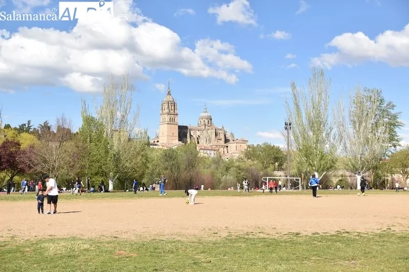 Foto 6 - El buen tiempo anima a los j&oacute;venes a disfrutar del Lunes de Aguas en el entorno del Puente Romano