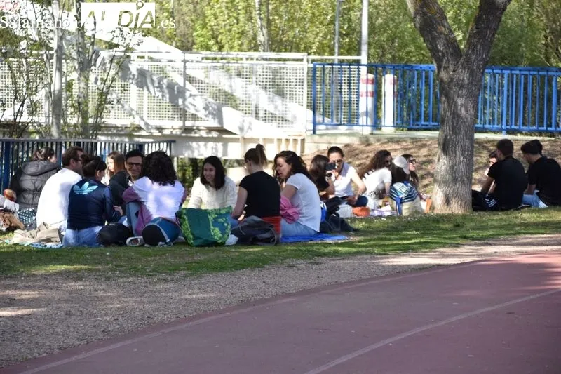 Foto 5 - El buen tiempo anima a los j&oacute;venes a disfrutar del Lunes de Aguas en el entorno del Puente Romano