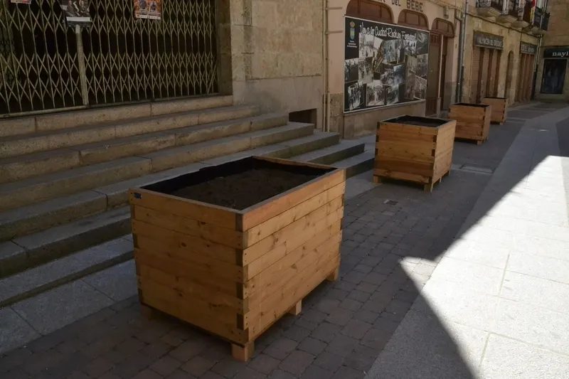 Foto 5 - La calle Madrid da la bienvenida a unas nuevas jardineras de madera &ldquo;para que tenga m&aacute;s vida&rdquo;