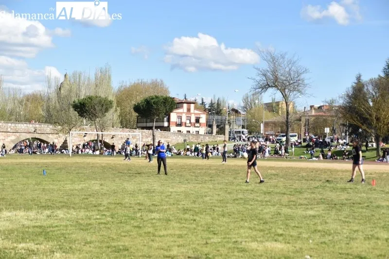 Foto 4 - El buen tiempo anima a los j&oacute;venes a disfrutar del Lunes de Aguas en el entorno del Puente Romano