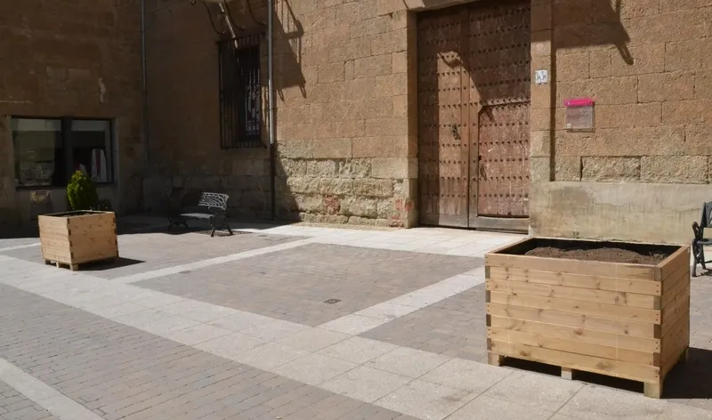 Foto 4 - La calle Madrid da la bienvenida a unas nuevas jardineras de madera &ldquo;para que tenga m&aacute;s vida&rdquo;